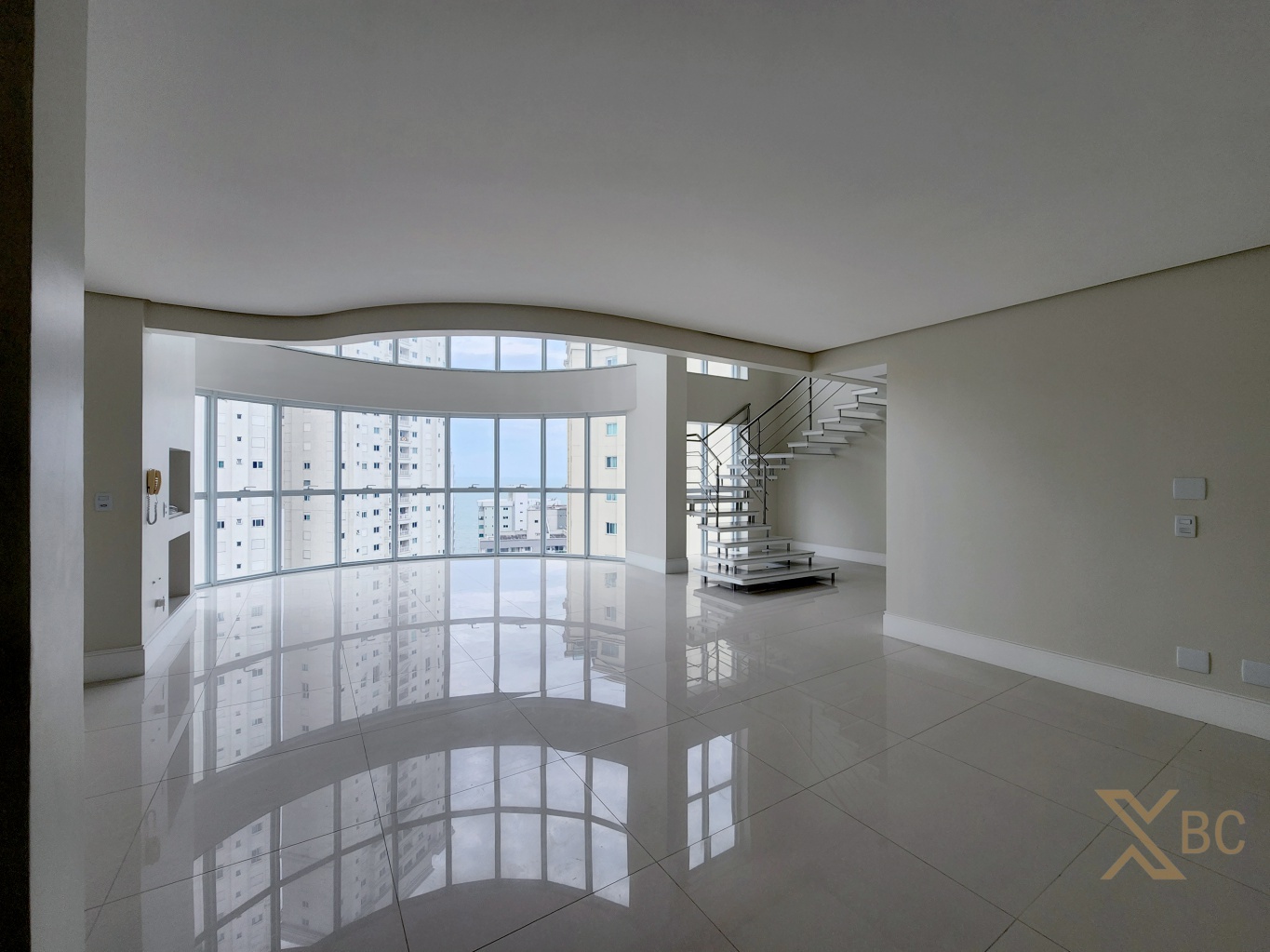 Apartamento duplex à venda com 04 suítes e 04 vagas de garagem no Centro Sul de Balneário Camboriú.