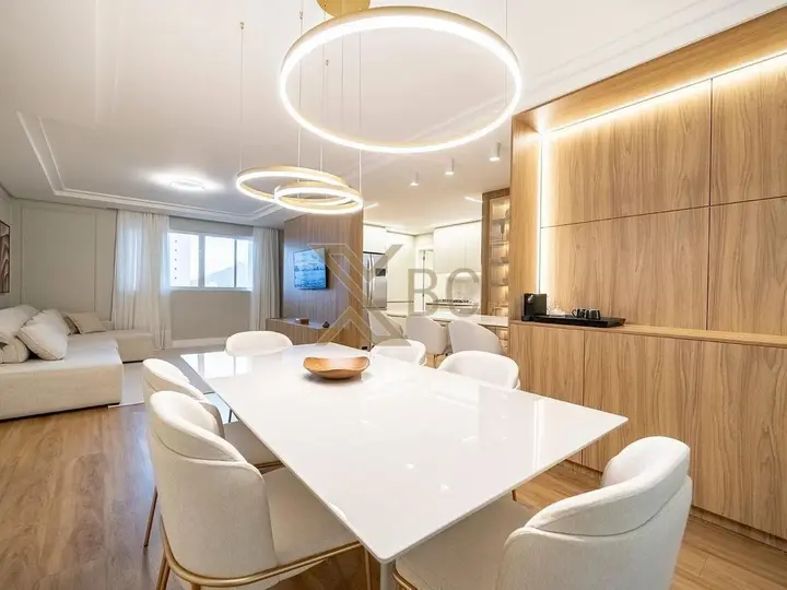 Peniche Residence - Centro | Apartamento reformado e mobiliado com 3 dormitórios e 2 vagas em Balneário Camboriú Excelente oportunidade de adquirir apartamento no Peniche Residence, localizado na Rua 3130, no Centro de Balneário Camboriú ? uma das r