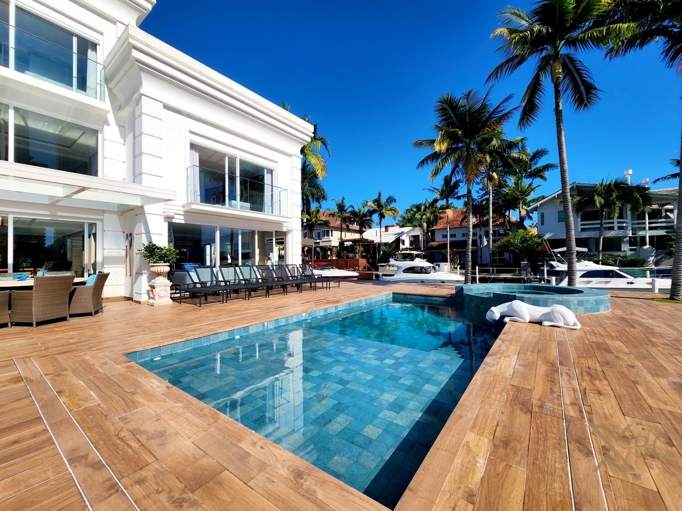 Casa triplex em condomínio à venda com 06 suítes e 06 vagas de garagem no Bairro da Barra em Balneário Camboriú.
