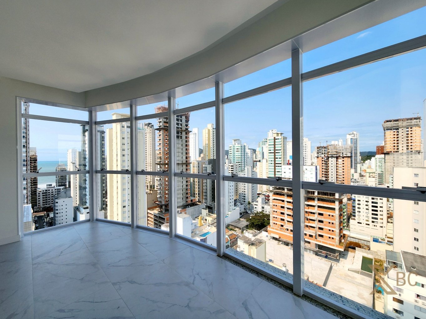 Apartamento novo à venda com 03 suítes e 02 vagas de garagem , com vista mar e área de lazer completa