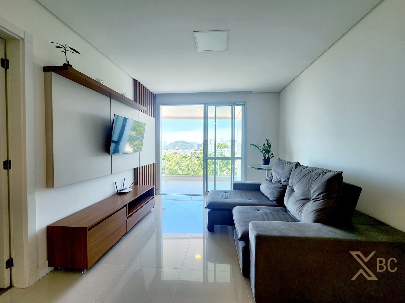 Apartamento Semi Mobiliado à venda com vista para o mar, 02 dormitórios + 01 suíte e 02 vagas de garagem na Praia Brava em Itajaí.