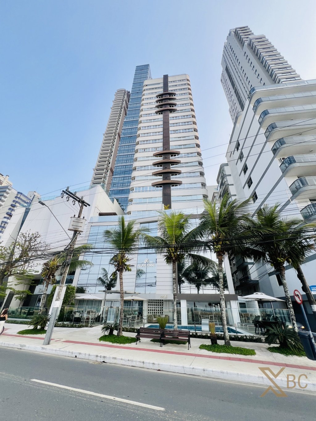 Apartamento frente mar na Barra Sul com 03 dormitórios, churrasqueira a carvão e lareira