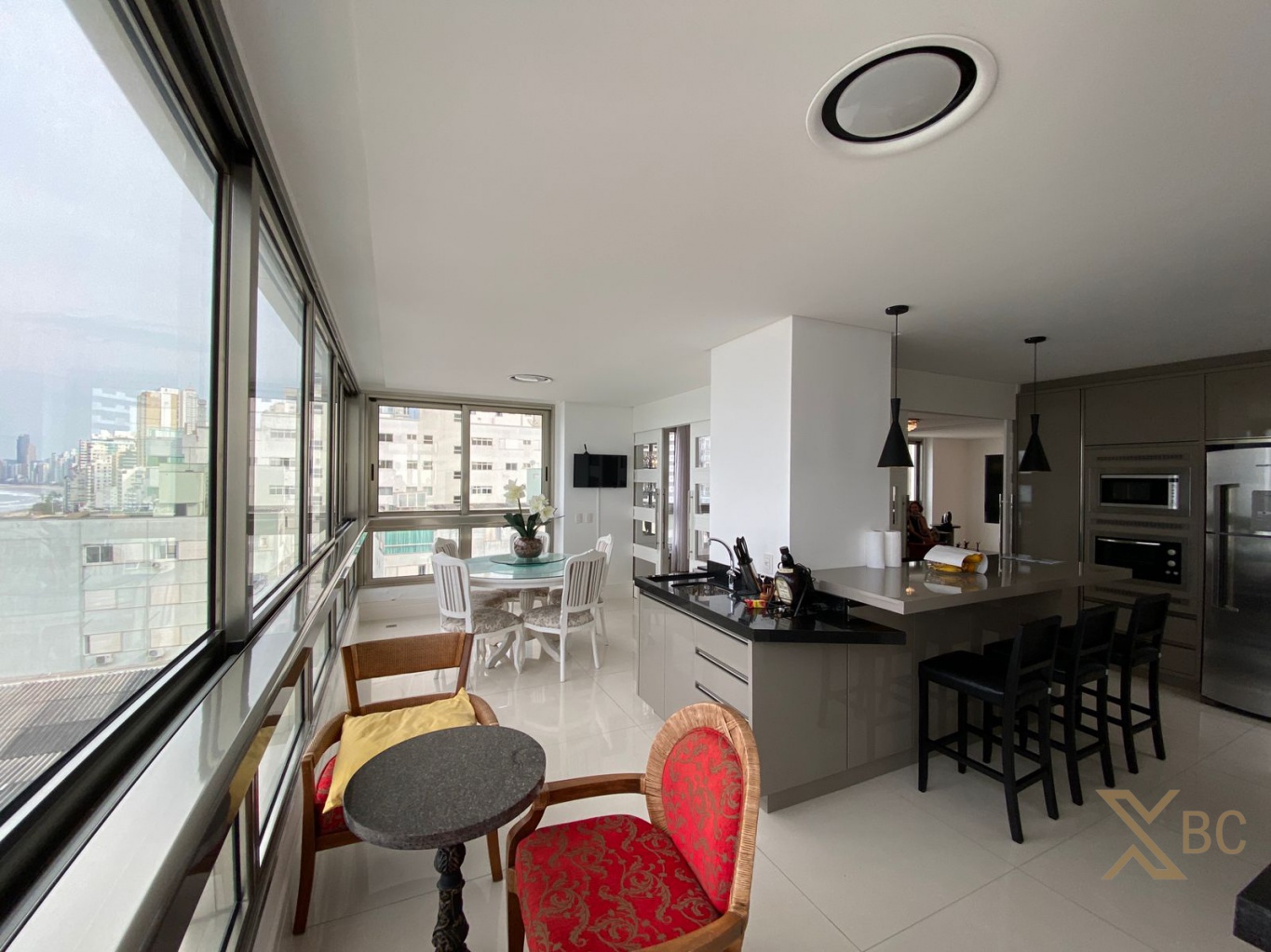 Apartamento frente mar à venda com 04 suítes e 07 vagas de garagem no Centro de Balneário Camboriú.