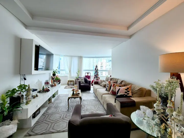 Apartamento à venda com 03 suítes e 02 vagas de garagem no Bairro Pioneiros de Balneário Camboriú.