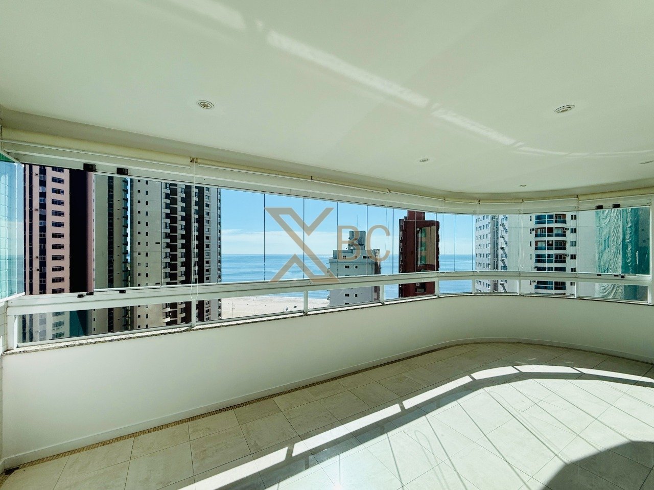 Descubra o Unique Residence, um incrível apartamento à venda na quadra do mar, no Centro de Balneário Camboriú.