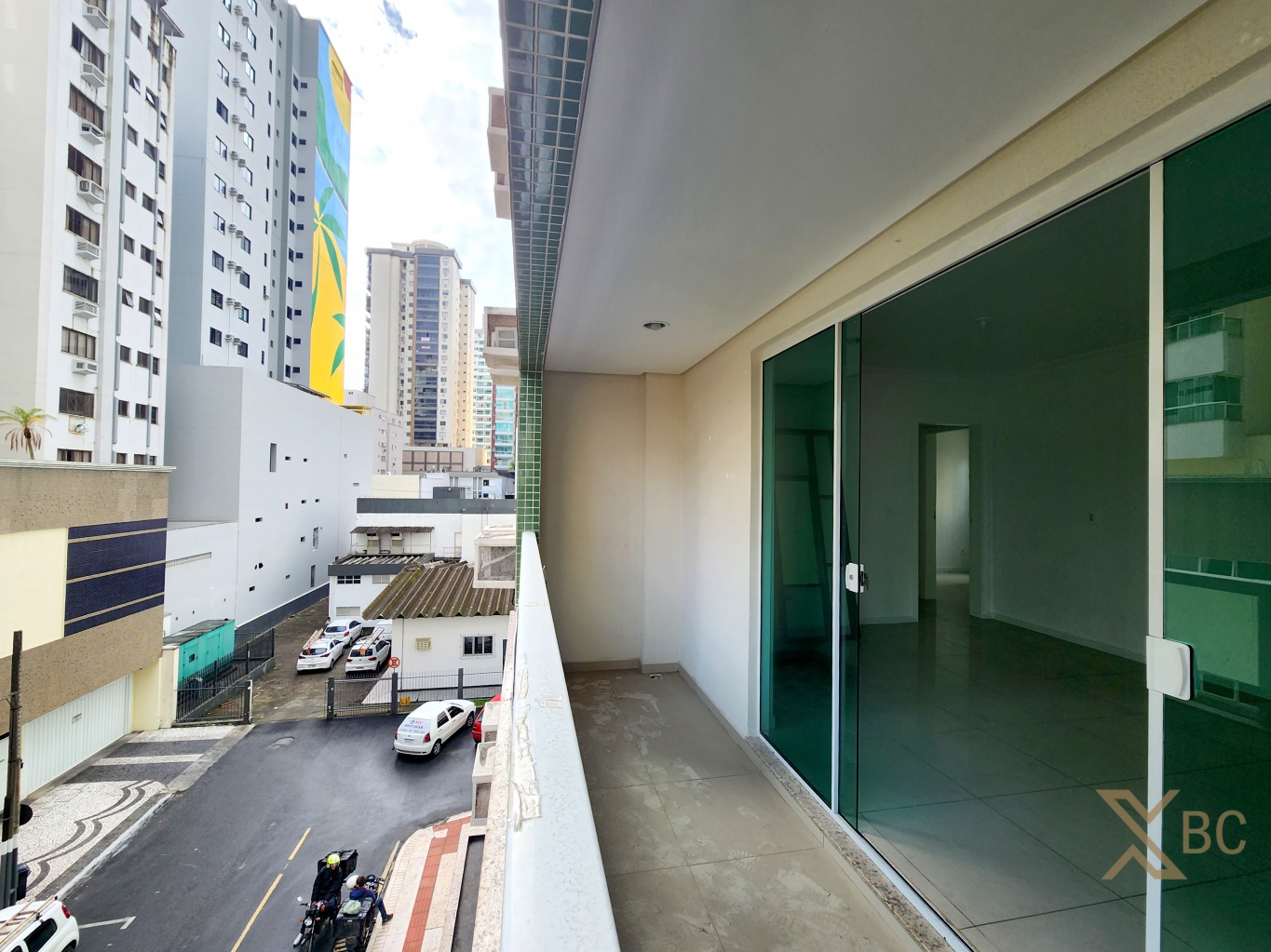 Apartamento à venda com 112m² privativos, 04 dormitórios e 01 vaga de garagem no Centro de Balneário Camboriú.
