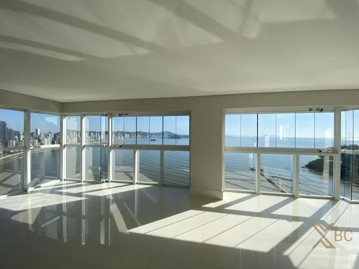 Apartamento frente mar à venda com 238m² privativos, 04 suítes e 04 vagas de garagem na Barra Sul em Balneário Camboriú.