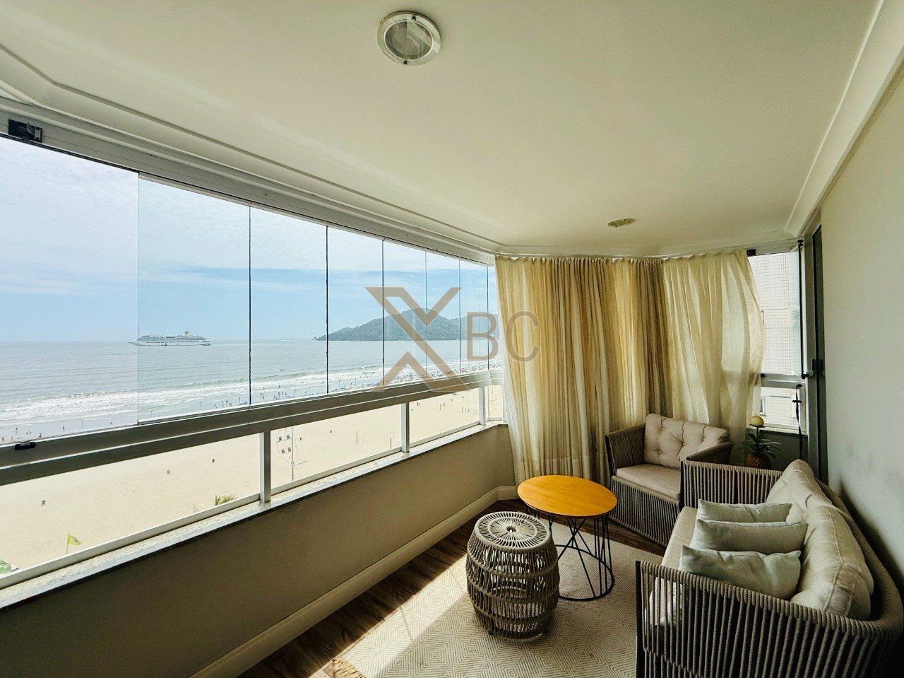 Apartamento Frente Mar para Locação no Edifício Arthur Fischer em Balneário Camboriú
