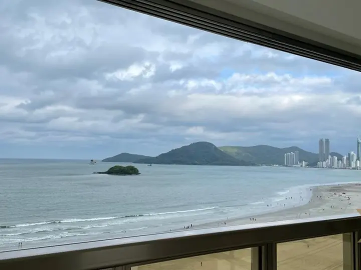 Apartamento frente mar à venda com 04 suítes e 07 vagas de garagem no Centro de Balneário Camboriú.