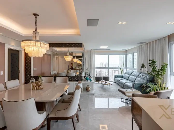 Apartamento finamente mobiliado à venda com 03 suítes e 04 vagas de garagem no Centro de Balneário Camboriú.