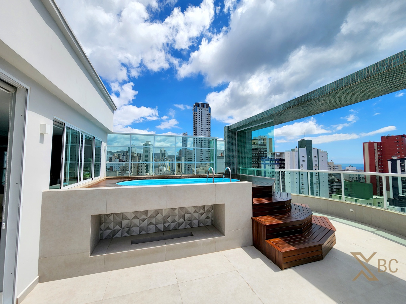 Cobertura duplex à venda com piscina privativa, 03 suítes e 04 vagas de garagem no Centro de Balneário Camboriú.