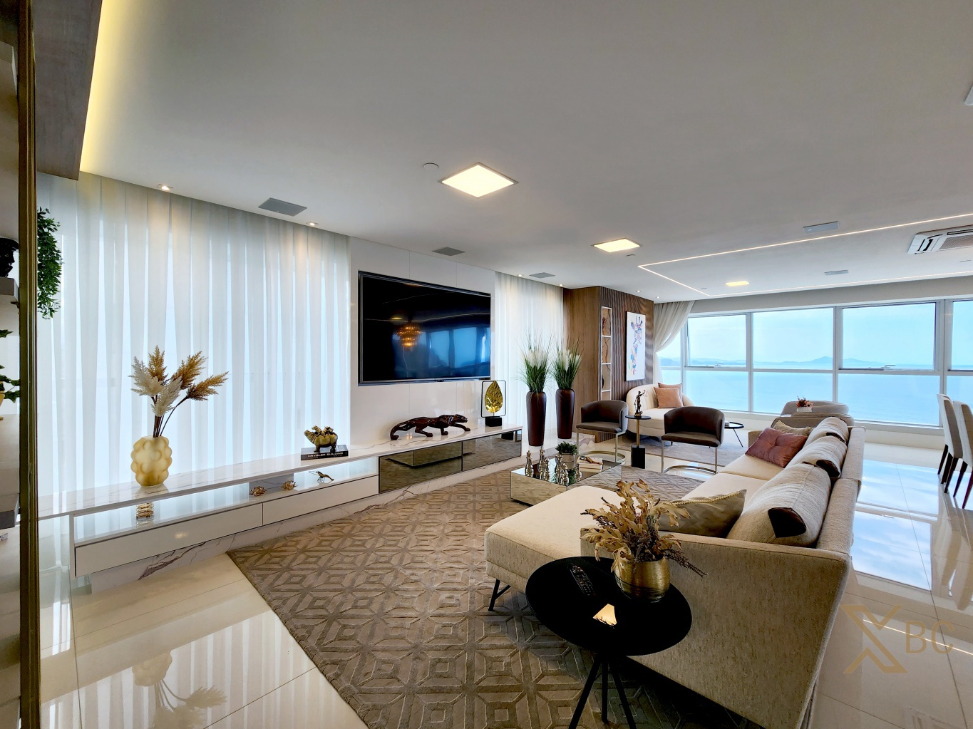 Apartamento frente mar à venda com 310m² privativos, living com vista para o mar, 03 suítes e 06 vagas