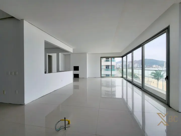 Apartamento frente mar à venda com 05 suítes, sendo uma máster e 04 vagas de garagem no Centro de Itapema.