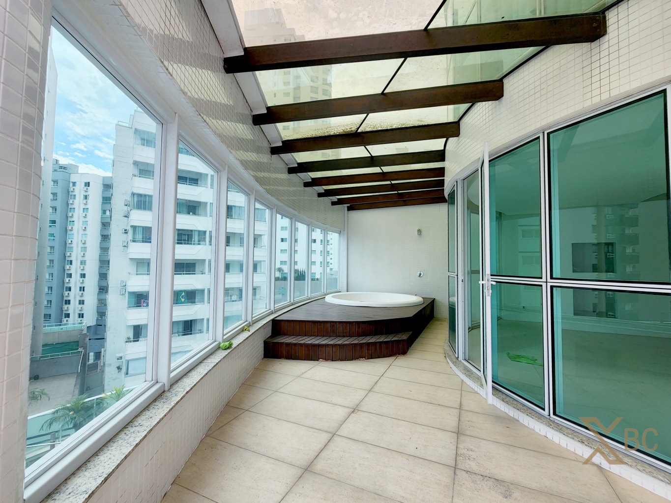 Apartamento diferenciado à venda com 03 suítes e 04 vagas e garagem no Centro Sul de Balneário Camboriú.