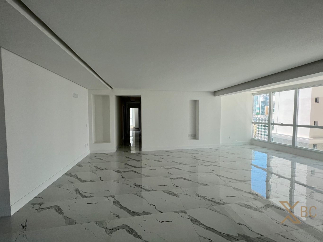 Apartamento à venda com 03 suítes e 03 vagas de garagem na Barra Sul em Balneário Camboriú.