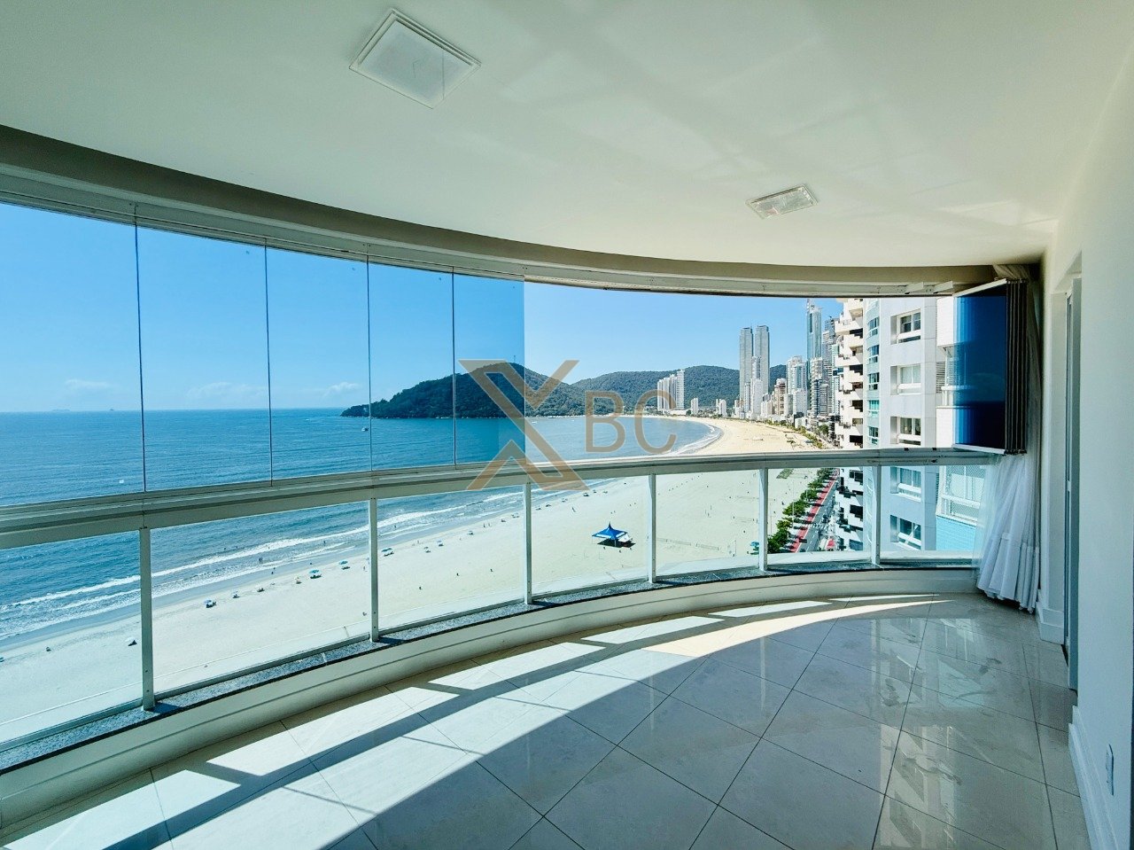 Edifício Number One - Apartamento frente mar com 3 dormitórios na Avenida Atlântica em Balneário Camboriú