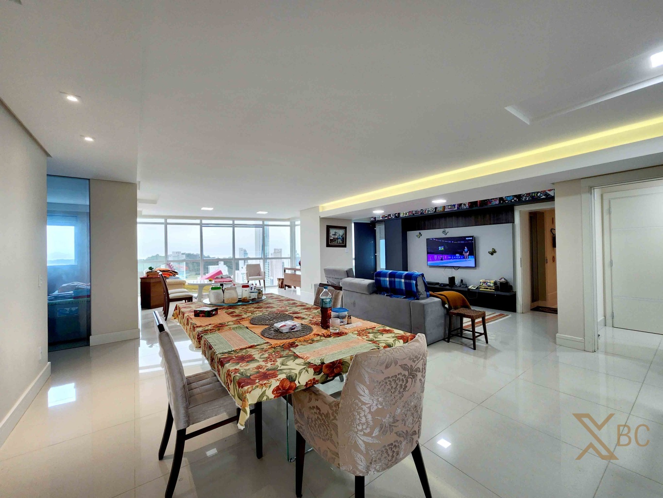 Apartamento de Alto Padrão com Vista Mar no Edifício Alameda Jardins - Bairro Pioneiros, Balneário Camboriú