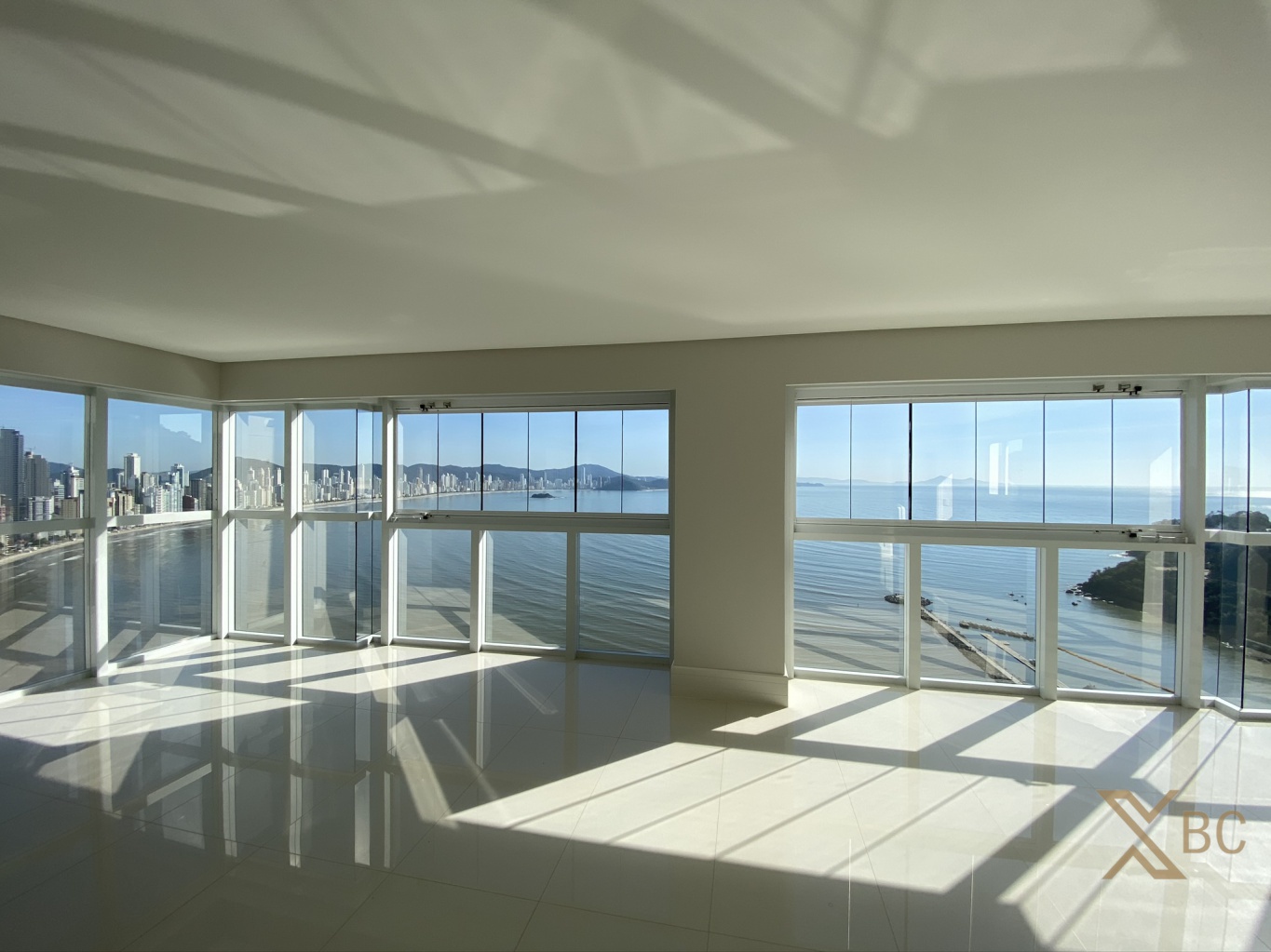 Apartamento frente mar à venda com 238m² privativos, 04 suítes e 04 vagas de garagem na Barra Sul em Balneário Camboriú.