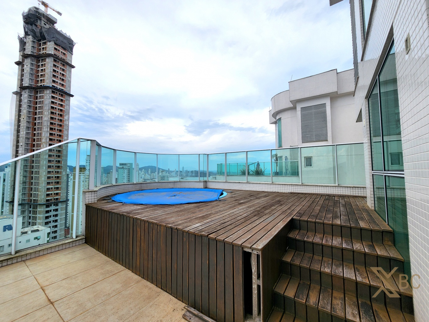 Cobertura duplex à venda com jacuzzi, 03 suítes e 04 vagas de garagem no Centro Sul de Balneário Camboriú.