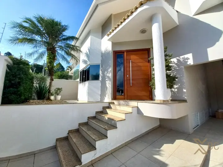 Casa mobiliada à venda com piscina privativa, 03 suítes e 02 vagas de garagem no Bairro Ariribá em Balneário Camboriú.