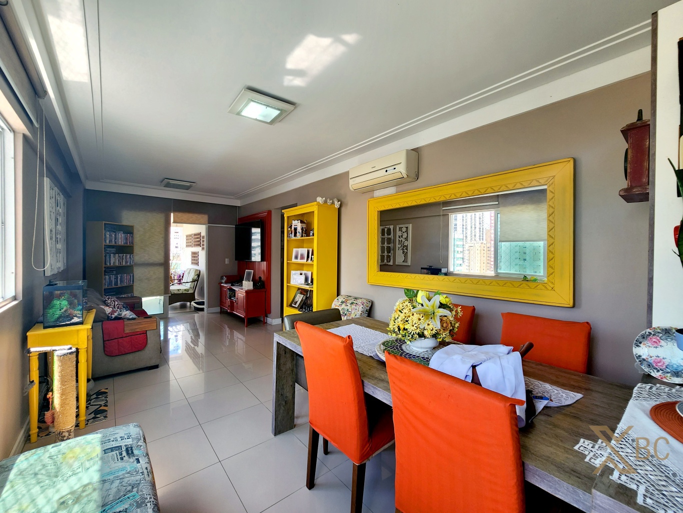 Apartamento Semi Mobiliado à venda com 03 dormitórios, sendo 01 suíte e 01 Demi suíte no Centro de Balneário Camboriú.