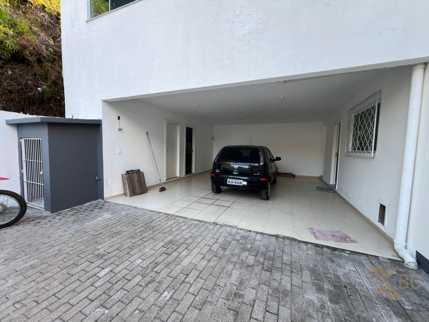 Casa de 560m² privativos à venda na Praia dos Amores em Itajaí!