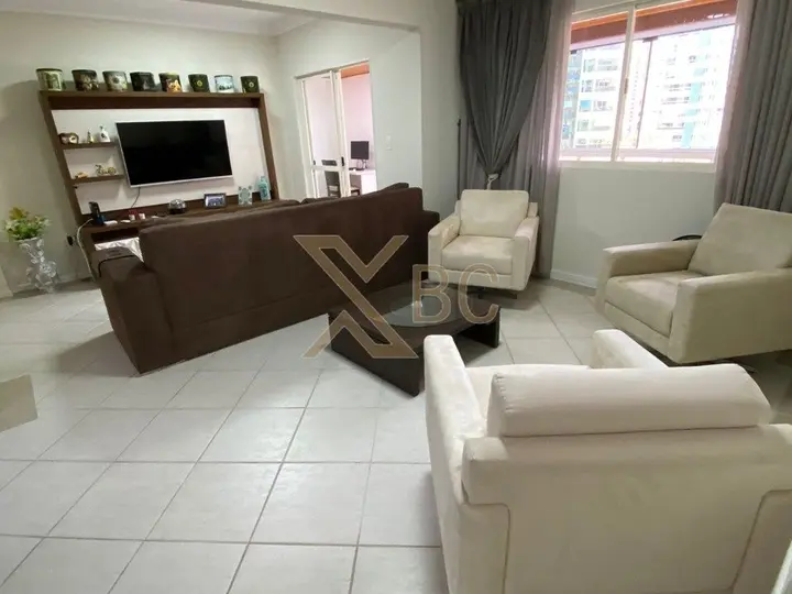 Edifício Dom Maurício - Apartamento quadra mar com 3 dormitórios + dependência e 2 vagas no Centro de Balneário Camboriú