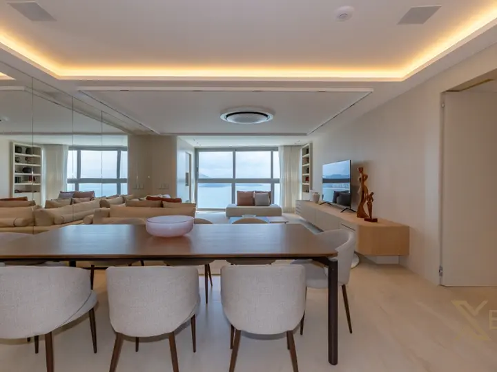Apartamento frente mar com 04 suítes e 04 vagas de garagem à venda na Barra Sul em Balneário Camboriú!