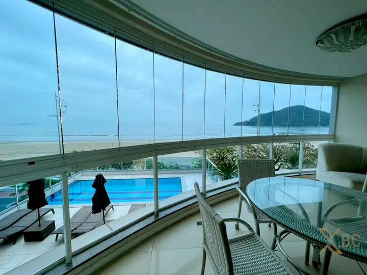 Apartamento diferenciado à venda frente mar com 03 suítes e 02 vagas de garagem no Centro Sul em Balneário Camboriú.