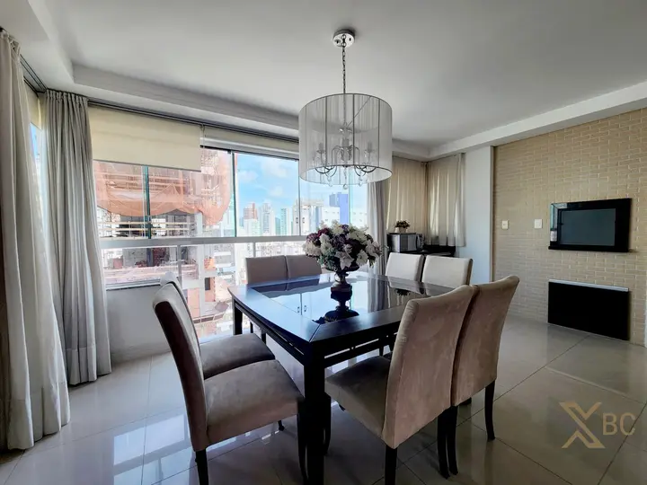 Apartamento mobiliado à venda com 03 dormitórios, sendo 01 suíte máster e 02 vagas de garagem no Centro Sul de Balneário Camboriú.
