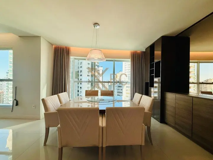 Edifício Four Seasons - Apartamento mobiliado com 4 suítes e 3 vagas no Centro de Balneário Camboriú