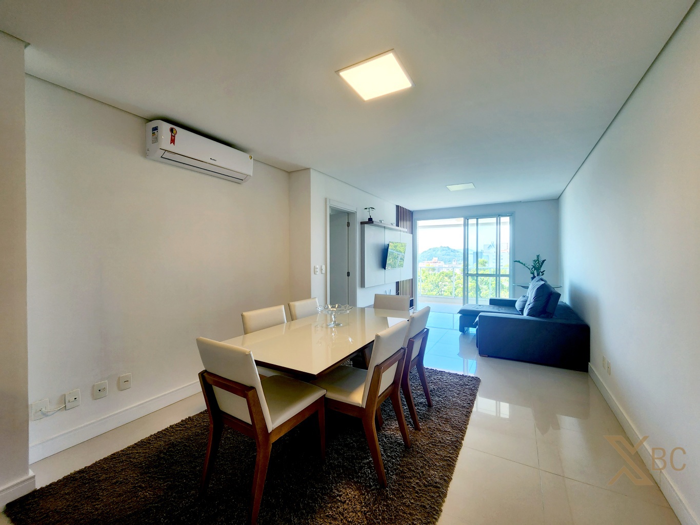 Apartamento Semi Mobiliado à venda com vista para o mar, 02 dormitórios + 01 suíte e 02 vagas de garagem na Praia Brava em Itajaí.