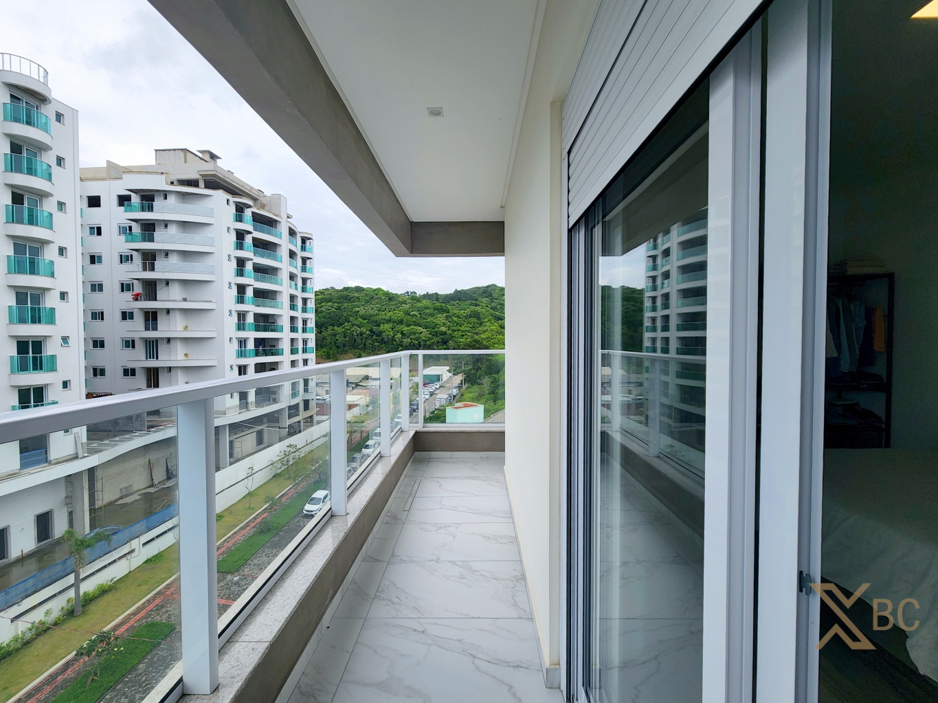 Apartamento à venda com vista para o mar, 02 suítes e 02 vagas de garagem na Praia Brava em Itajaí.