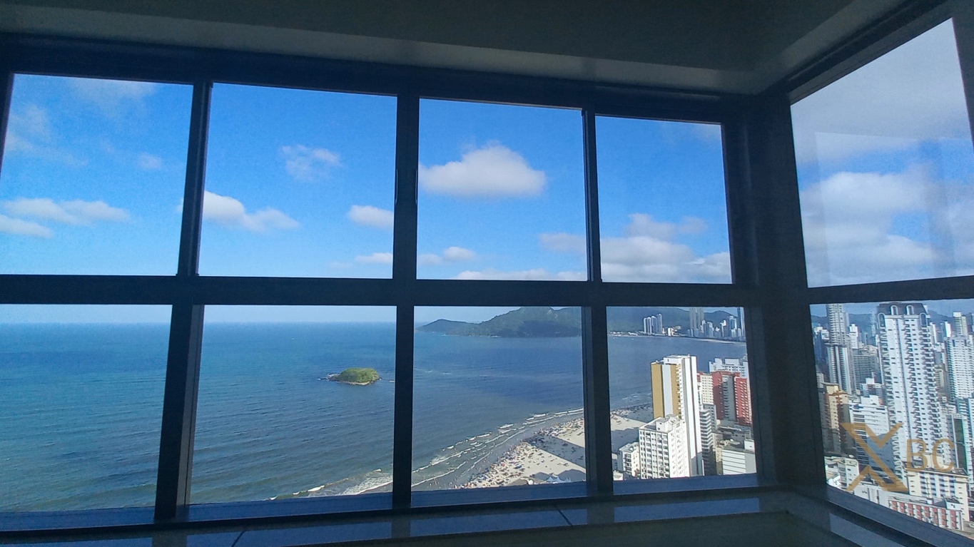Apartamento vista mar em andar alto à venda com 04 suítes e 03 vagas de garagem no Centro de Balneário Camboriú.