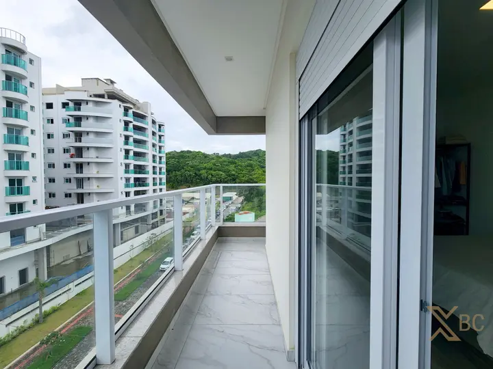 Apartamento à venda com vista para o mar, 02 suítes e 02 vagas de garagem na Praia Brava em Itajaí.