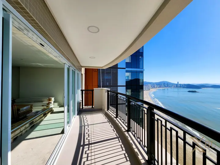 Apartamento frente mar à venda com 04 suítes e 03 vagas de garagem na Barra Sul em Balneário Camboriú.