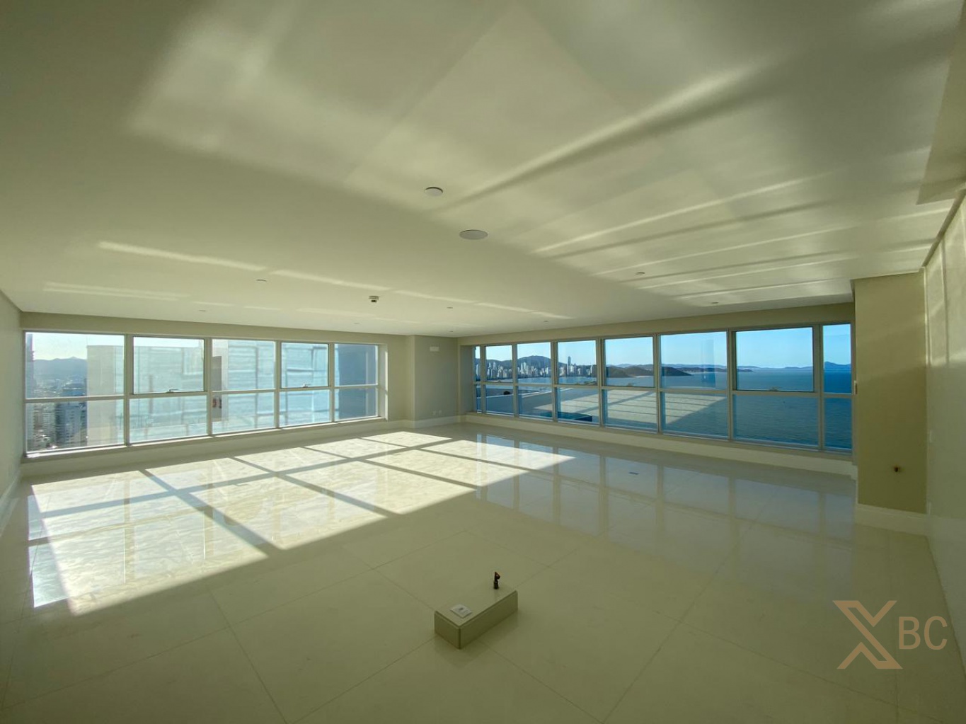 Apartamento frente mar à venda com 298m² privativos, 04 suítes e 04 vagas na Barra Sul em Balneário Camboriú.