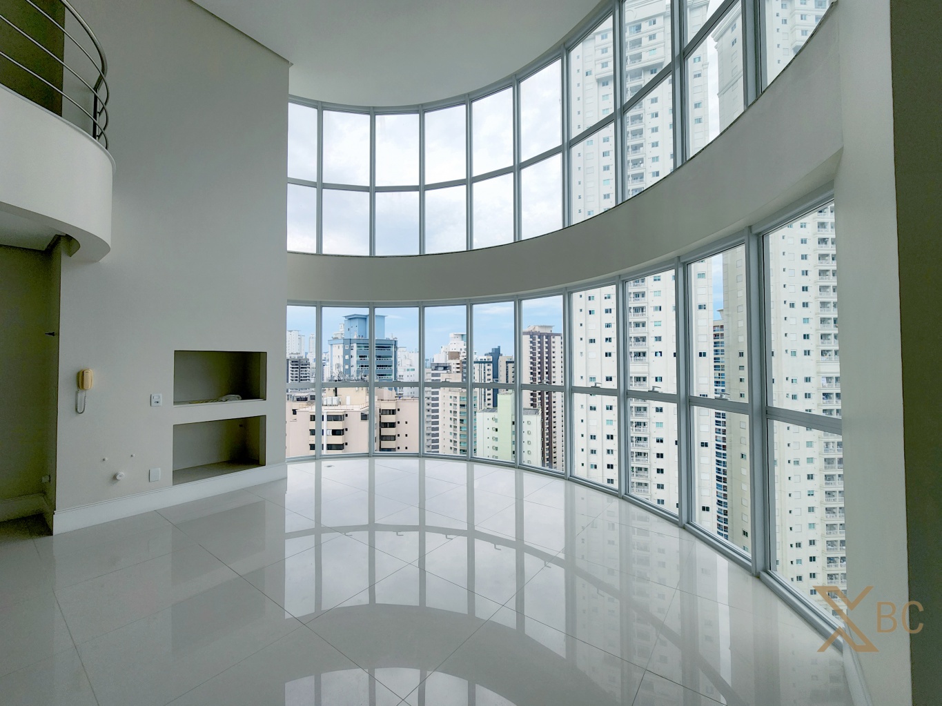 Apartamento duplex à venda com 04 suítes e 04 vagas de garagem no Centro Sul de Balneário Camboriú.