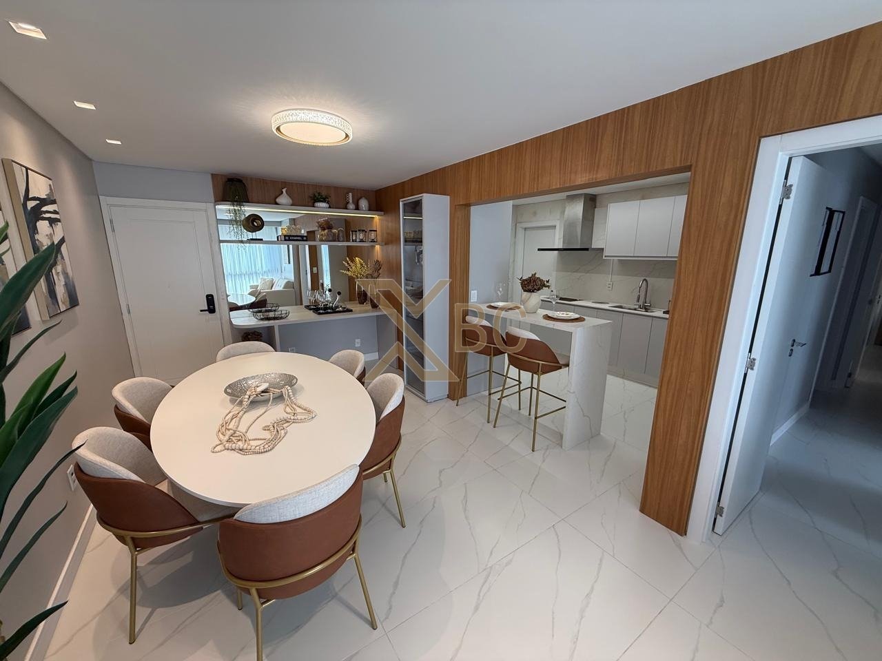 Edifício Saint Germain - Apartamento Finamente Mobiliado à Venda no Centro de Balneário Camboriú
