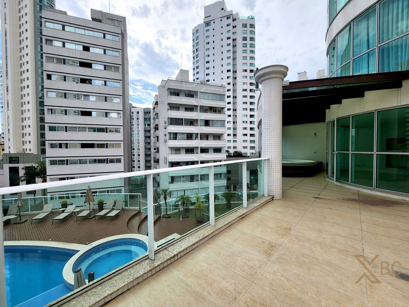 Apartamento diferenciado à venda com 03 suítes e 04 vagas e garagem no Centro Sul de Balneário Camboriú.