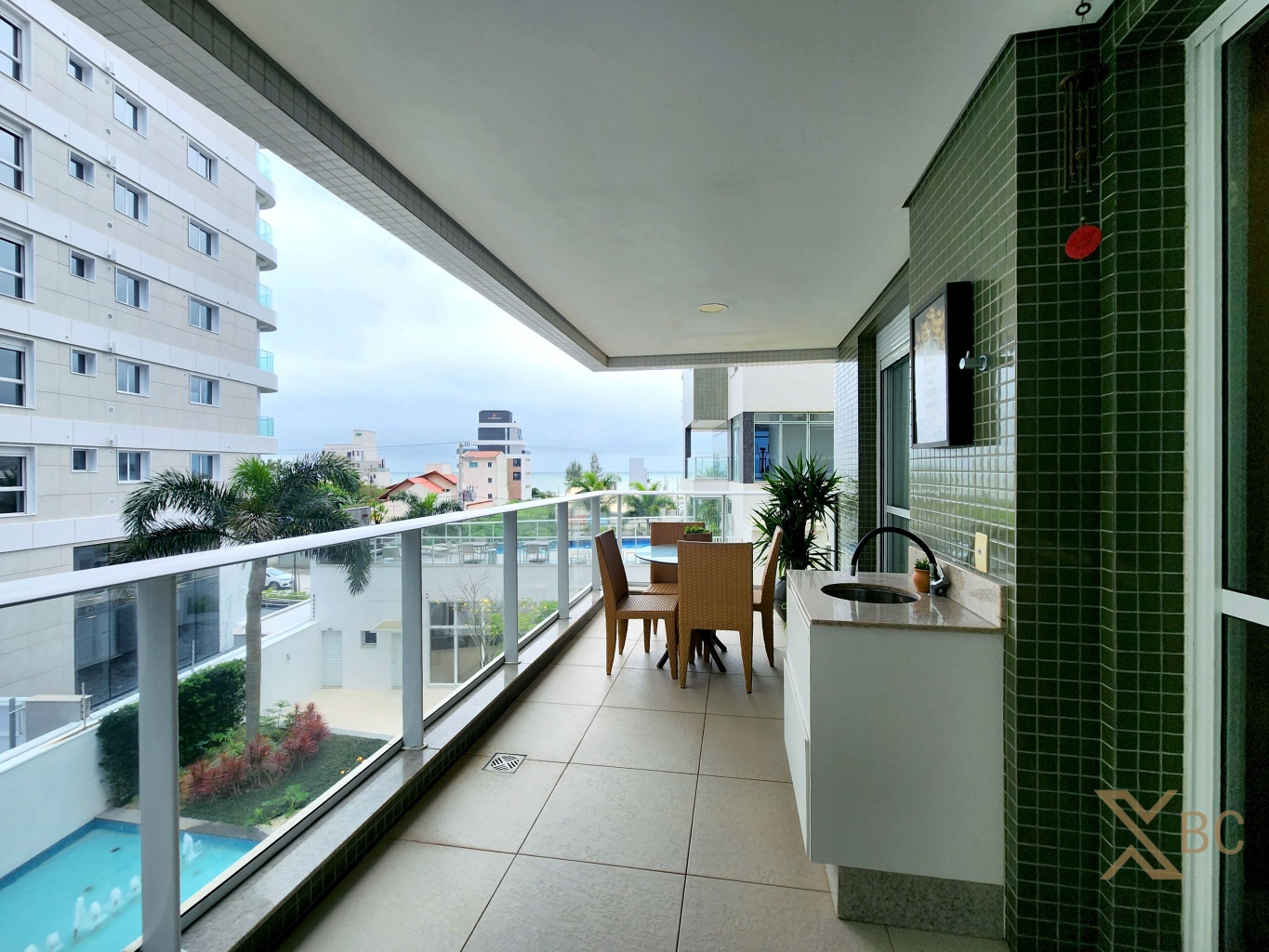 Apartamento finamente mobiliado e decorado à venda com vista para o mar, 02 dormitórios + 01 suíte e 02 vagas de garagem na Praia Brava em Itajaí.