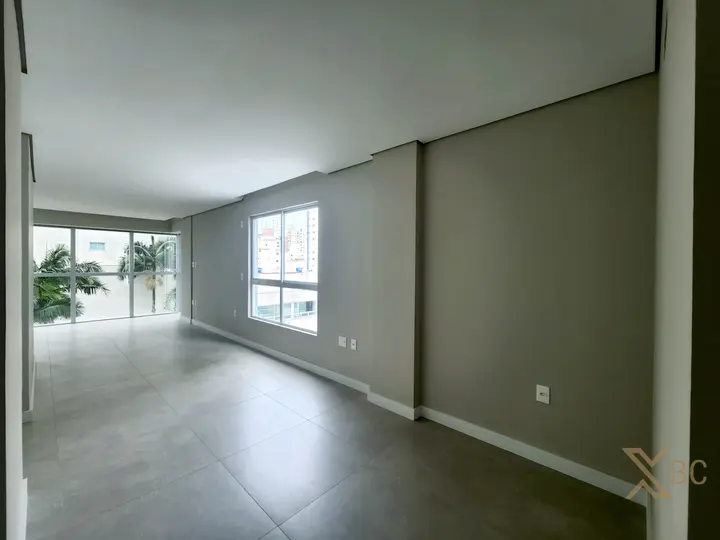 Apartamento à venda na quadra mar com 02 suítes e 02 vagas de garagem no Centro de Balneário Camboriú.