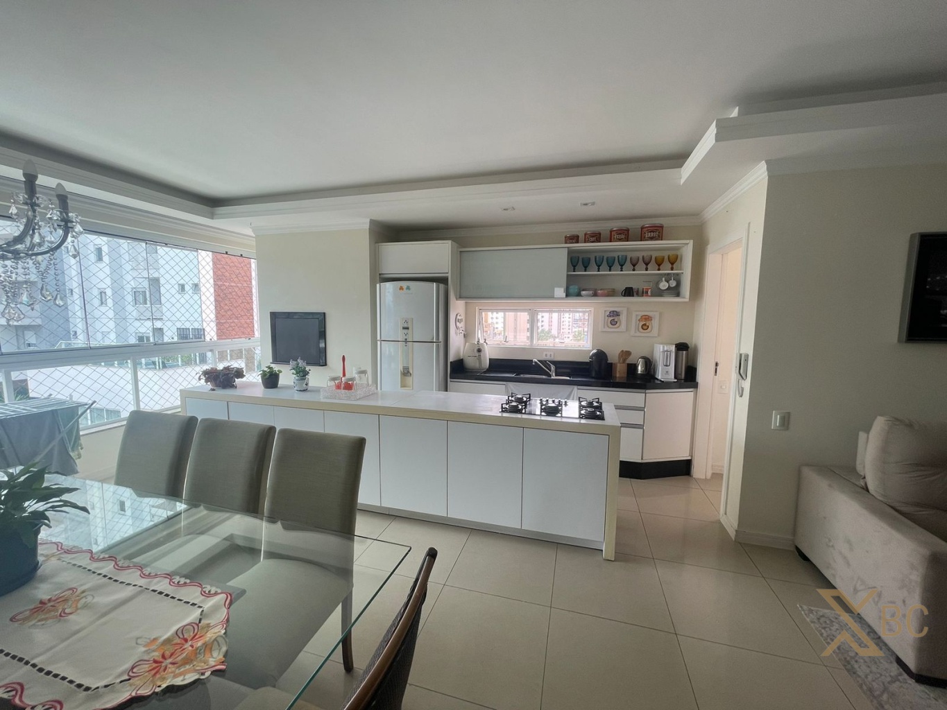 Apartamento mobiliado com churrasqueira a carvão, à venda no Centro de Balneário Camboriú!
