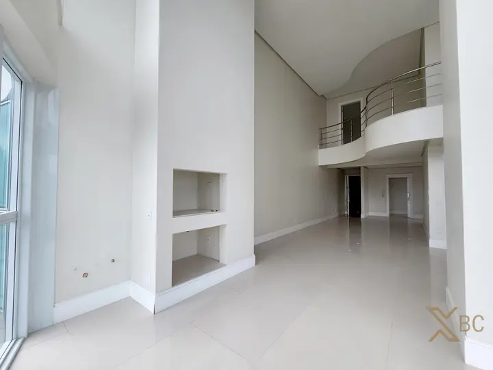 Apartamento duplex quadra mar à venda com 04 suítes e 04 vagas de garagem no Centro Sul em Balneário Camboriú.