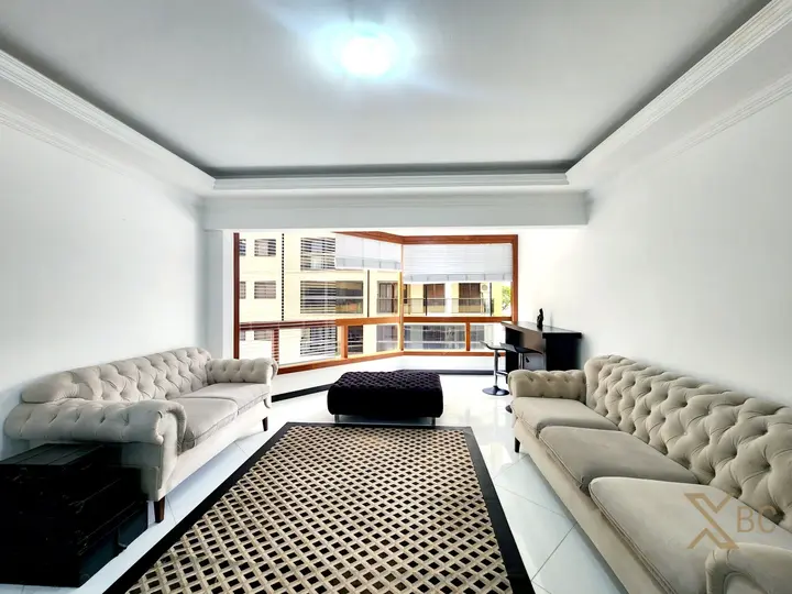 Apartamento semi mobiliado à venda no Edifício Boston - Centro de Balneário Camboriú