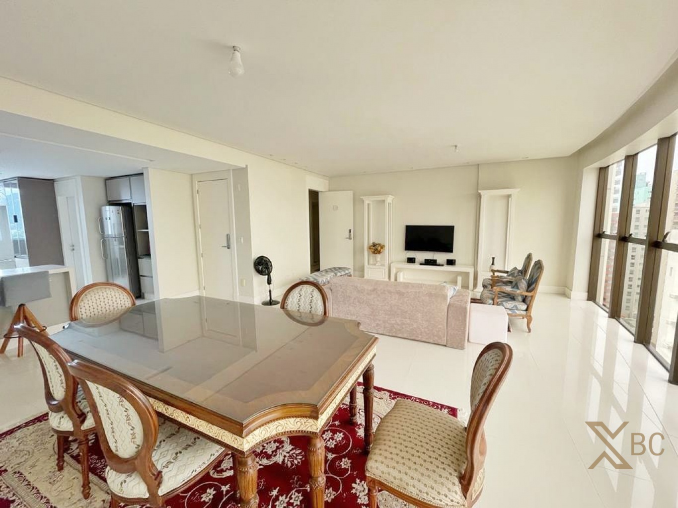 Apartamento Semi mobiliado à venda com 03 suítes e 02 vagas de garagem no Centro de Balneário Camboriú.