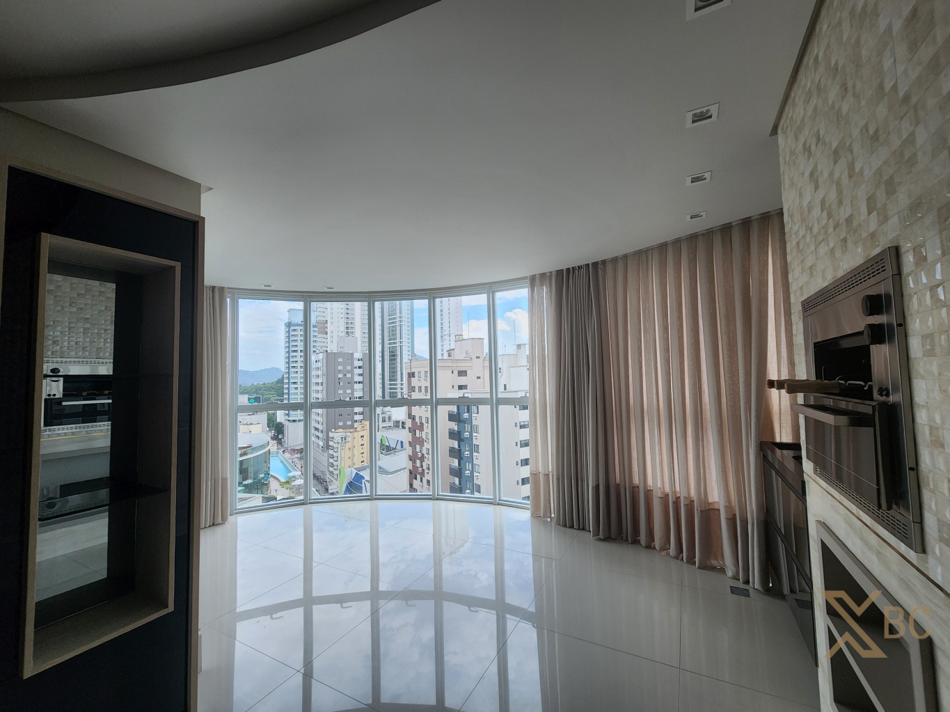 Apartamento mobiliado à venda com 03 suítes e 03 vagas de garagem na Barra Sul em Balneário Camboriú.