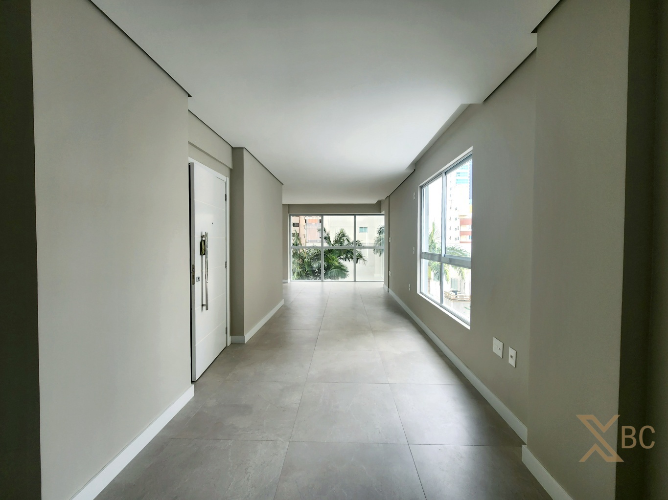 Apartamento à venda na quadra mar com 02 suítes e 02 vagas de garagem no Centro de Balneário Camboriú.