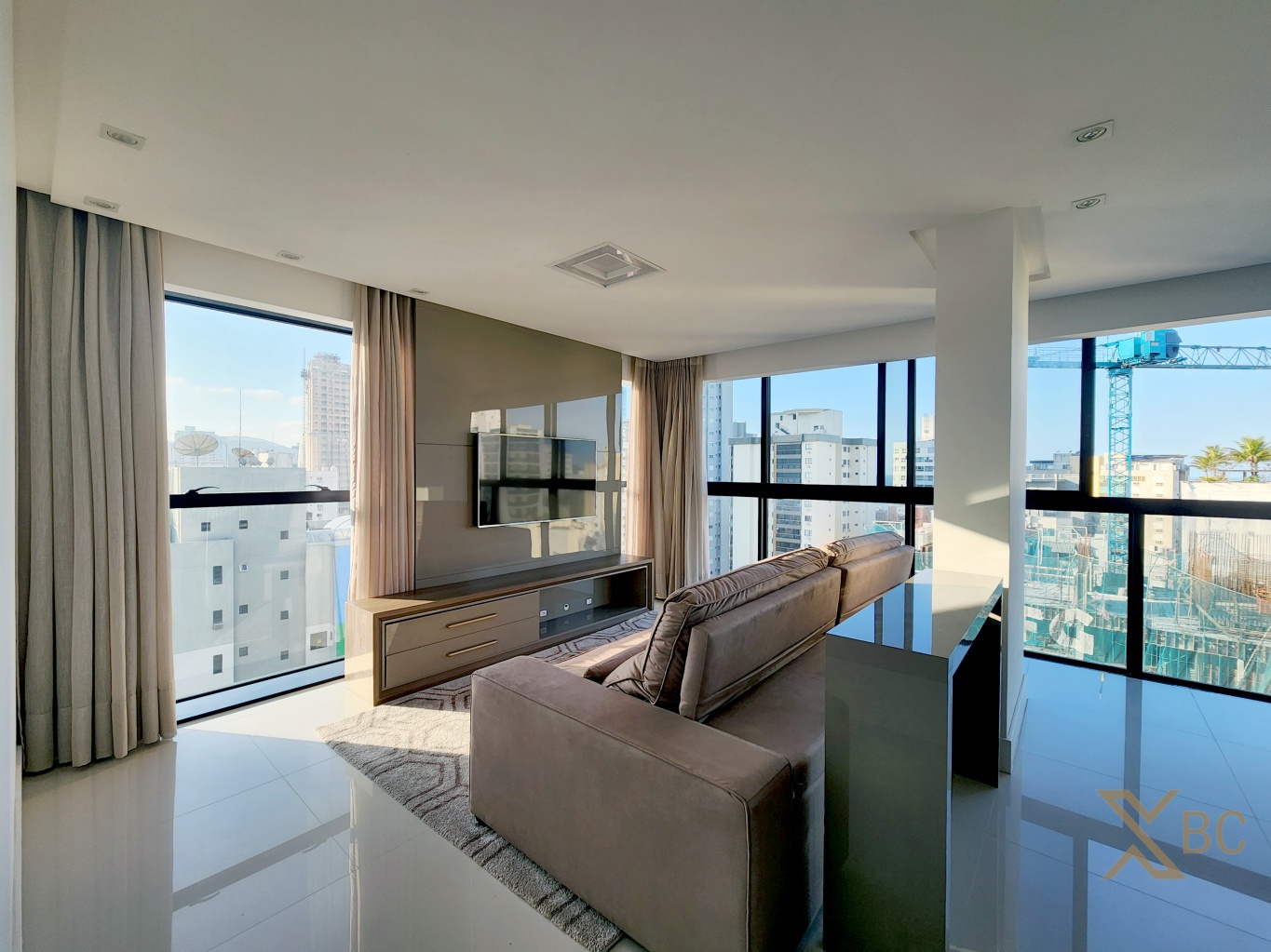 Apartamento mobiliado à venda com 123m² privativos, 03 suítes e 03 vagas de garagem no Centro de Balneário Camboriú.