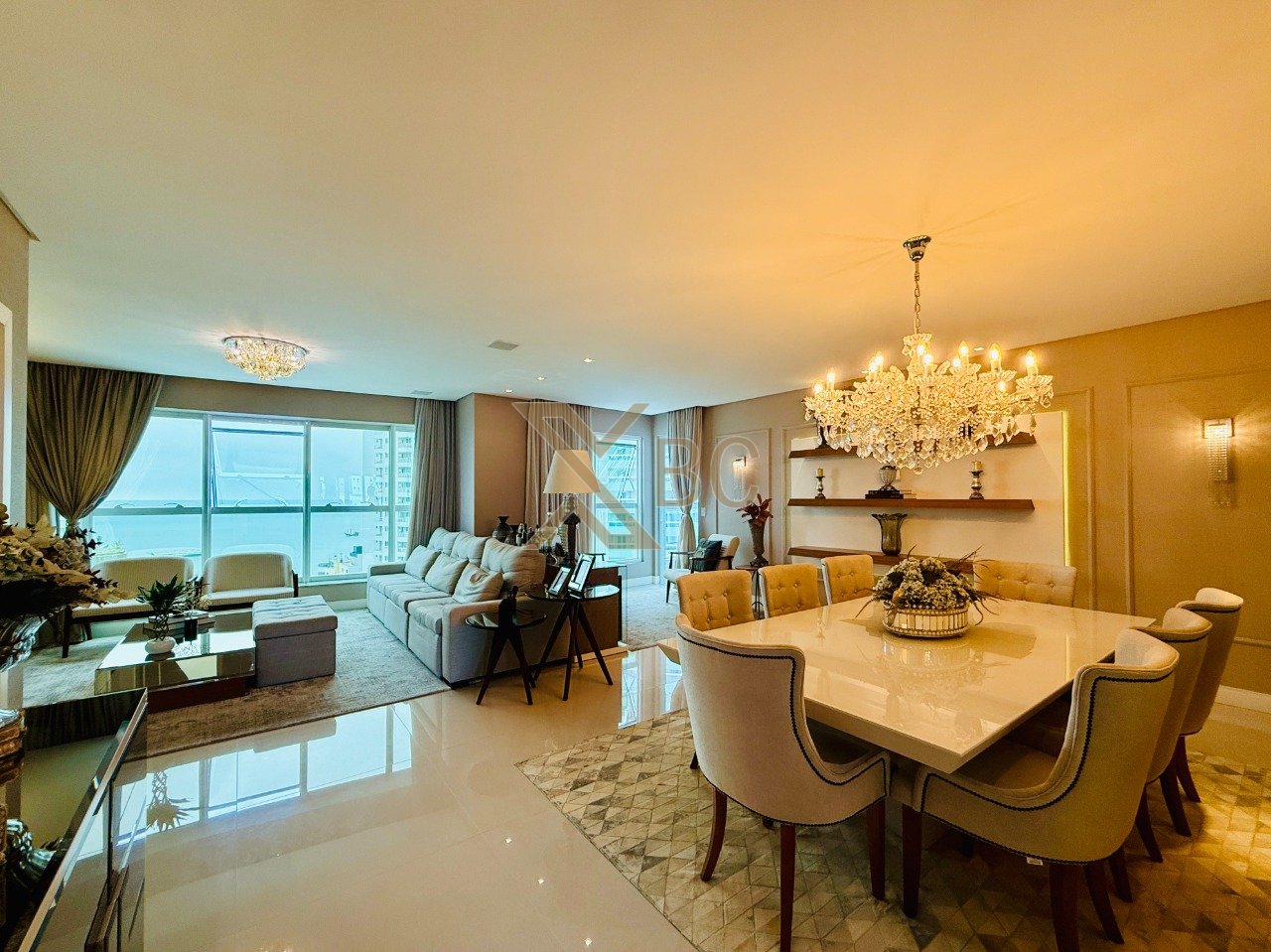 Excelente Apartamento à Venda no Edifício Four Seasons | Centro de Balneário Camboriú